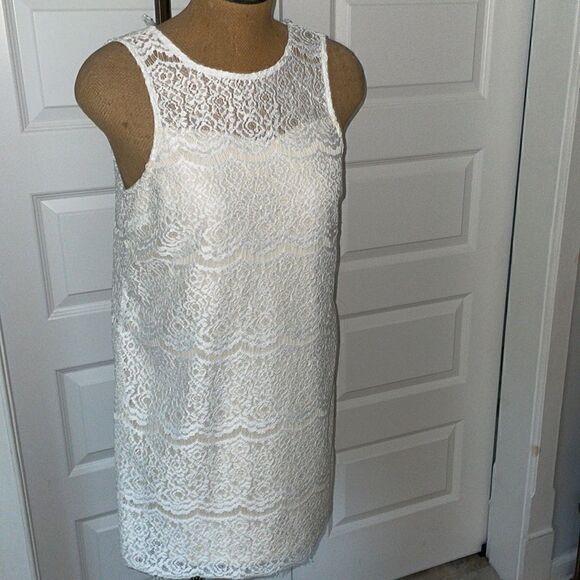 Ivory and cream lace dress size medium - Picture 2 of 7